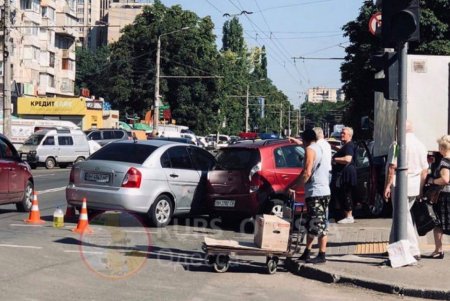 Возле рынка «Южный» столкнулись три автомобиля (фото)
