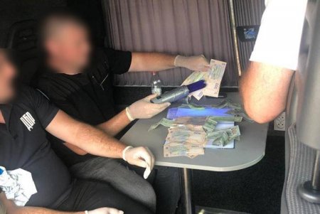 В Одесской области полицейский требовал 1500 долларов, обещая не привлекать к ответственности подозреваемого в грабеже (фото)