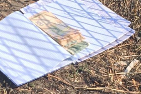 В Одесской области полицейский требовал 1500 долларов, обещая не привлекать к ответственности подозреваемого в грабеже (фото)