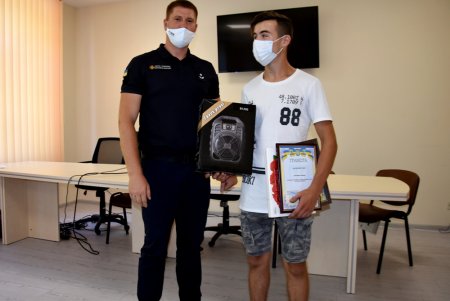 15-летнего подростка, который спас тонувшего мужчину под Одессой, наградили грамотой и подарками (фото)