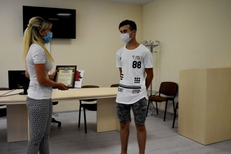 15-летнего подростка, который спас тонувшего мужчину под Одессой, наградили грамотой и подарками (фото)