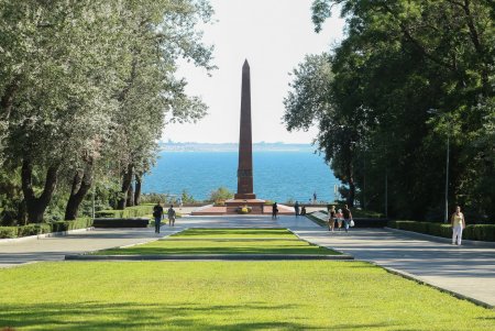 Горожане отмечают 79-ю годовщину со дня начала героической обороны Одессы (фото)