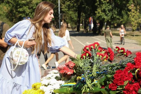 Горожане отмечают 79-ю годовщину со дня начала героической обороны Одессы (фото)