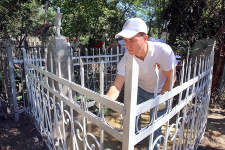 На Дмитриеводонском кладбище привели в порядок могилу защитника Одессы от нацистов и возложили к ней цветы (фото)