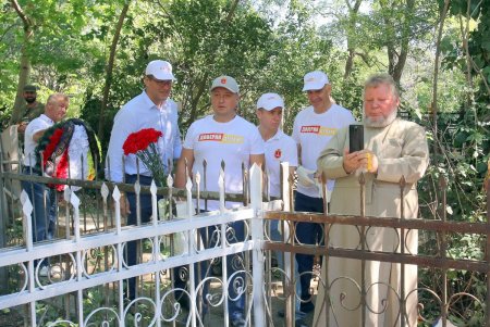 На Дмитриеводонском кладбище привели в порядок могилу защитника Одессы от нацистов и возложили к ней цветы (фото)