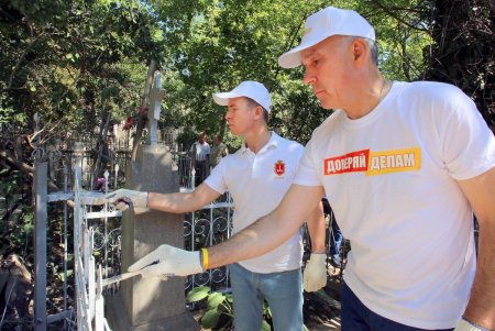 На Дмитриеводонском кладбище привели в порядок могилу защитника Одессы от нацистов и возложили к ней цветы (фото)