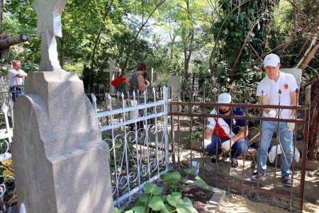 На Дмитриеводонском кладбище привели в порядок могилу защитника Одессы от нацистов и возложили к ней цветы (фото)