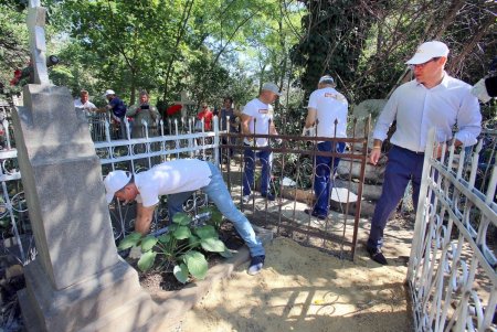 На Дмитриеводонском кладбище привели в порядок могилу защитника Одессы от нацистов и возложили к ней цветы (фото)