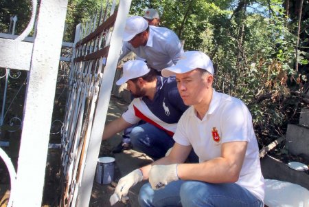 На Дмитриеводонском кладбище привели в порядок могилу защитника Одессы от нацистов и возложили к ней цветы (фото)