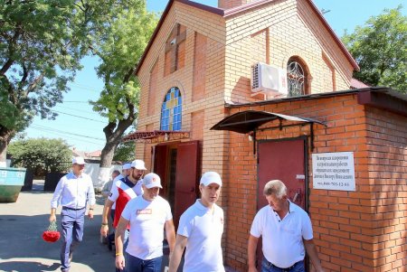 На Дмитриеводонском кладбище привели в порядок могилу защитника Одессы от нацистов и возложили к ней цветы (фото)
