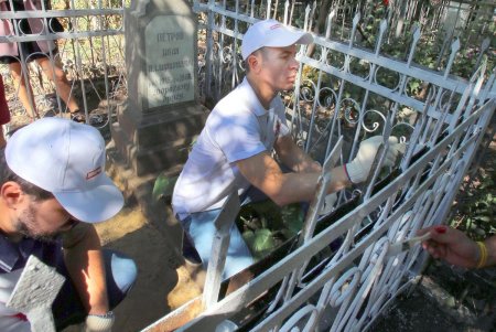 На Дмитриеводонском кладбище привели в порядок могилу защитника Одессы от нацистов и возложили к ней цветы (фото)