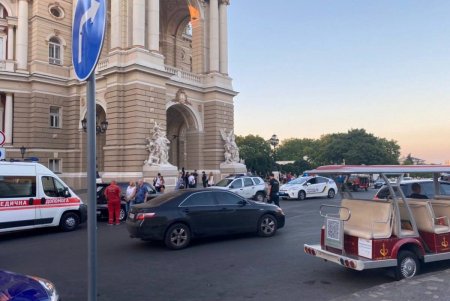 В Одессе неизвестные сообщили о минировании Оперного и дома Навроцкого (фото, обновлено)