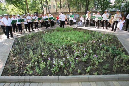 В День начала героической обороны Одессы для ветеранов играл оркестр (фото)