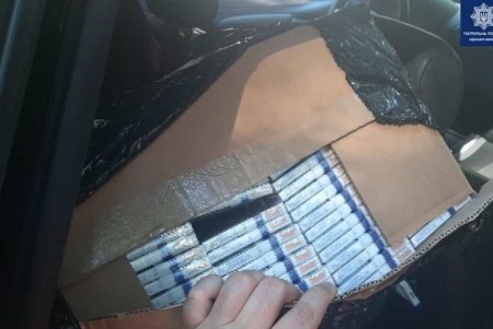 Водителя остановили за нарушение правил: в его машине оказалось 7 тысяч пачек контрабандных сигарет (фото)