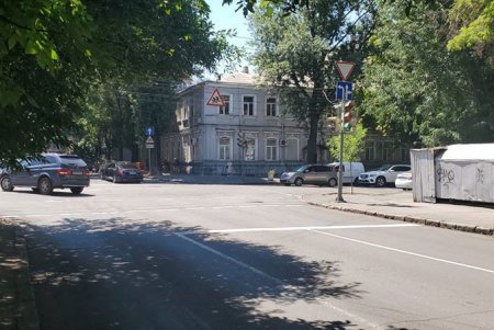 В Приморском районе возле школ и гимназий нанесли новую дорожную разметку