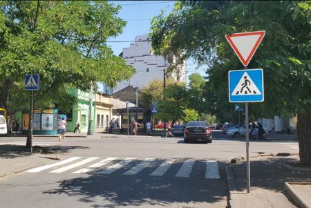 В Приморском районе возле школ и гимназий нанесли новую дорожную разметку