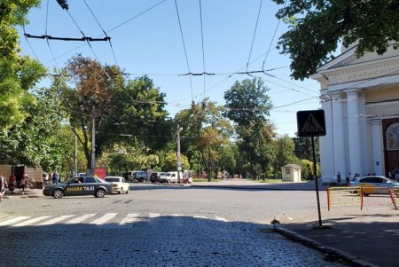В Приморском районе возле школ и гимназий нанесли новую дорожную разметку