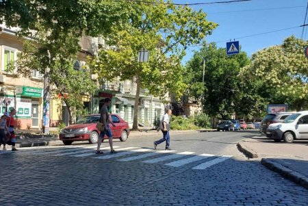 В Приморском районе возле школ и гимназий нанесли новую дорожную разметку