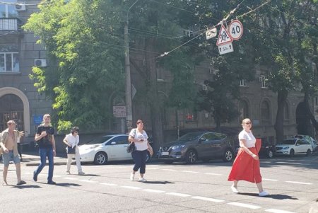 В Приморском районе возле школ и гимназий нанесли новую дорожную разметку