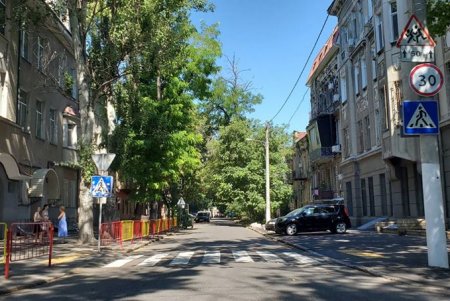В Приморском районе возле школ и гимназий нанесли новую дорожную разметку