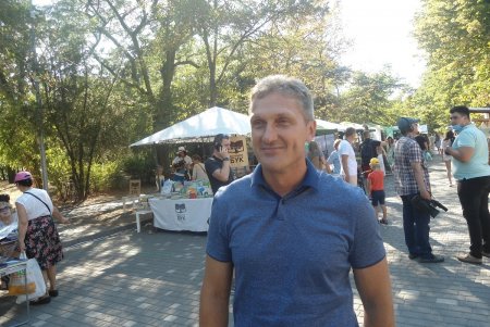 В новом формате: мэр Одессы Геннадий Труханов открыл в парке Шевченко книжный фестиваль «Зеленая волна» (фото)