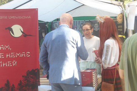 В новом формате: мэр Одессы Геннадий Труханов открыл в парке Шевченко книжный фестиваль «Зеленая волна» (фото)