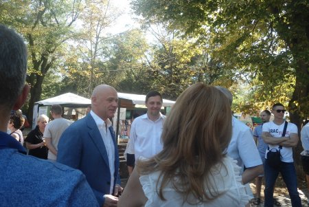 В новом формате: мэр Одессы Геннадий Труханов открыл в парке Шевченко книжный фестиваль «Зеленая волна» (фото)