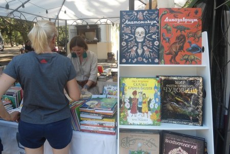 В новом формате: мэр Одессы Геннадий Труханов открыл в парке Шевченко книжный фестиваль «Зеленая волна» (фото)