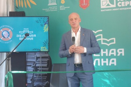 В новом формате: мэр Одессы Геннадий Труханов открыл в парке Шевченко книжный фестиваль «Зеленая волна» (фото)
