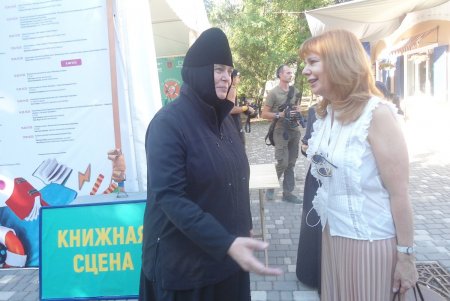 В новом формате: мэр Одессы Геннадий Труханов открыл в парке Шевченко книжный фестиваль «Зеленая волна» (фото)