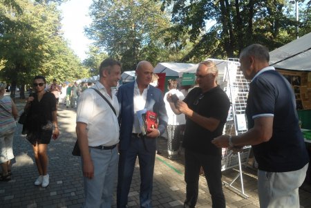 В новом формате: мэр Одессы Геннадий Труханов открыл в парке Шевченко книжный фестиваль «Зеленая волна» (фото)