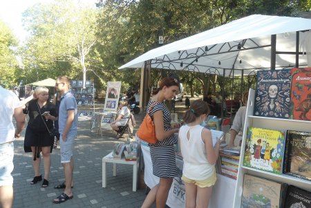 В новом формате: мэр Одессы Геннадий Труханов открыл в парке Шевченко книжный фестиваль «Зеленая волна» (фото)