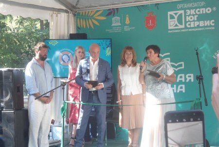 В новом формате: мэр Одессы Геннадий Труханов открыл в парке Шевченко книжный фестиваль «Зеленая волна» (фото)
