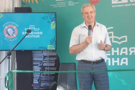 В новом формате: мэр Одессы Геннадий Труханов открыл в парке Шевченко книжный фестиваль «Зеленая волна» (фото)