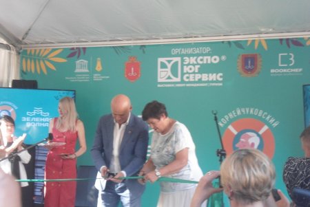 В новом формате: мэр Одессы Геннадий Труханов открыл в парке Шевченко книжный фестиваль «Зеленая волна» (фото)
