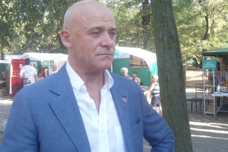 В новом формате: мэр Одессы Геннадий Труханов открыл в парке Шевченко книжный фестиваль «Зеленая волна» (фото)