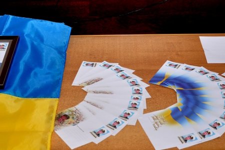 В Овидиополе памяти морского пограничника, погибшего под обстрелом на Донбассе, посвятили почтовую марку (фото)