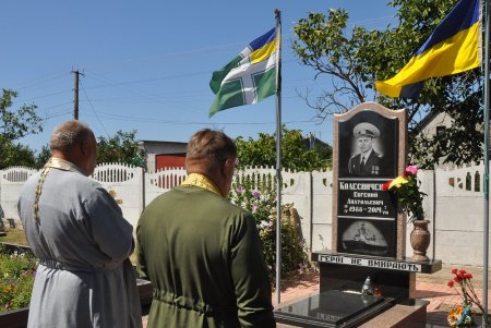 В Овидиополе памяти морского пограничника, погибшего под обстрелом на Донбассе, посвятили почтовую марку (фото)
