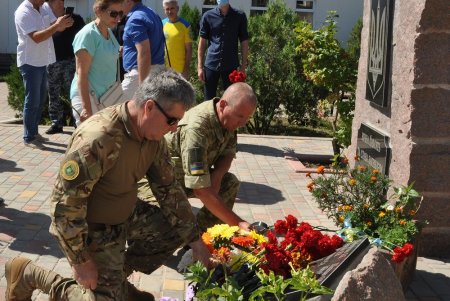 В Овидиополе памяти морского пограничника, погибшего под обстрелом на Донбассе, посвятили почтовую марку (фото)