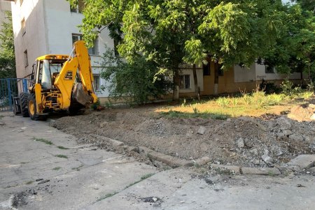 В Приморском и Суворовском районах обновляют тротуары (фото)