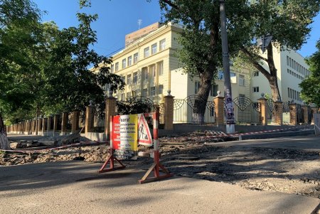 В Приморском и Суворовском районах обновляют тротуары (фото)