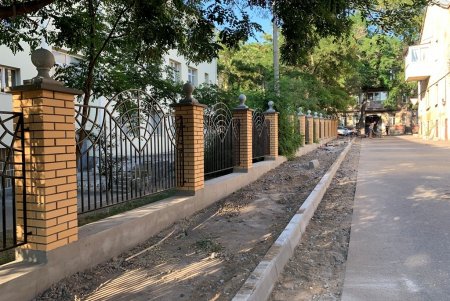 В Приморском и Суворовском районах обновляют тротуары (фото)