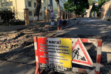 В Приморском и Суворовском районах обновляют тротуары (фото)