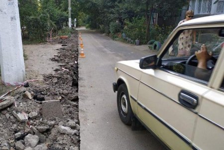 В Приморском и Суворовском районах обновляют тротуары (фото)