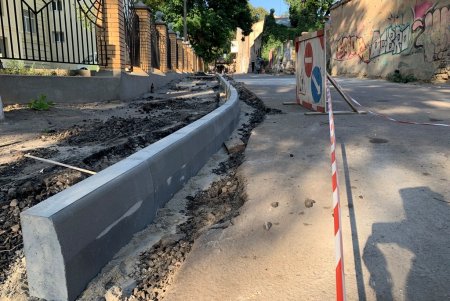 В Приморском и Суворовском районах обновляют тротуары (фото)