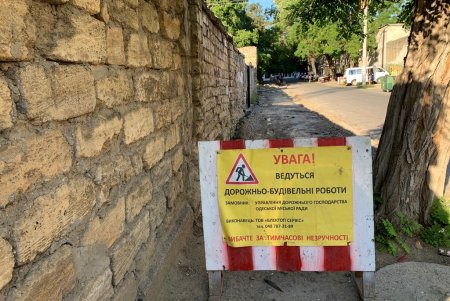 В Приморском и Суворовском районах обновляют тротуары (фото)