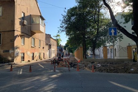 В Приморском и Суворовском районах обновляют тротуары (фото)