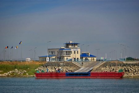 Начала работу новая паромная переправа Орловка – Исакча, но пока только для грузового транспорта (фото)