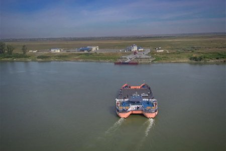 Начала работу новая паромная переправа Орловка – Исакча, но пока только для грузового транспорта (фото)