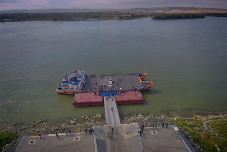 Начала работу новая паромная переправа Орловка – Исакча, но пока только для грузового транспорта (фото)